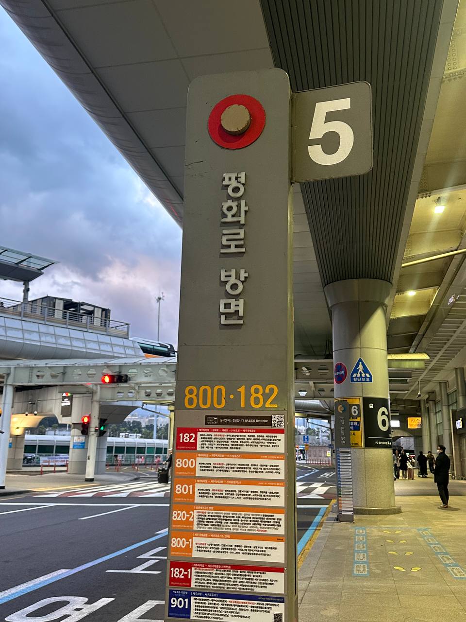 機場外等巴士前往西歸浦