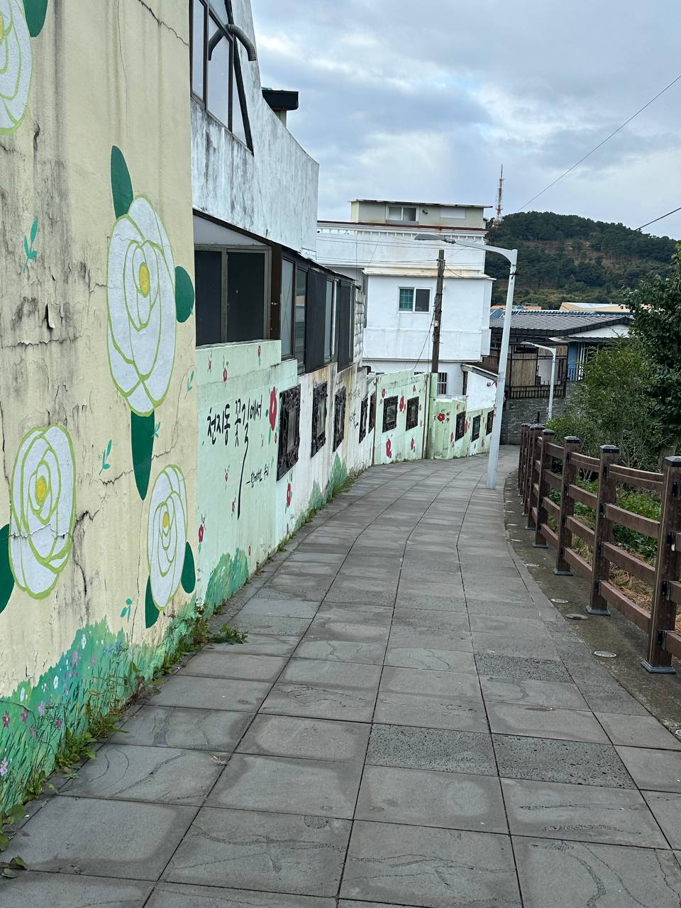 經過滿有壁畫的小路