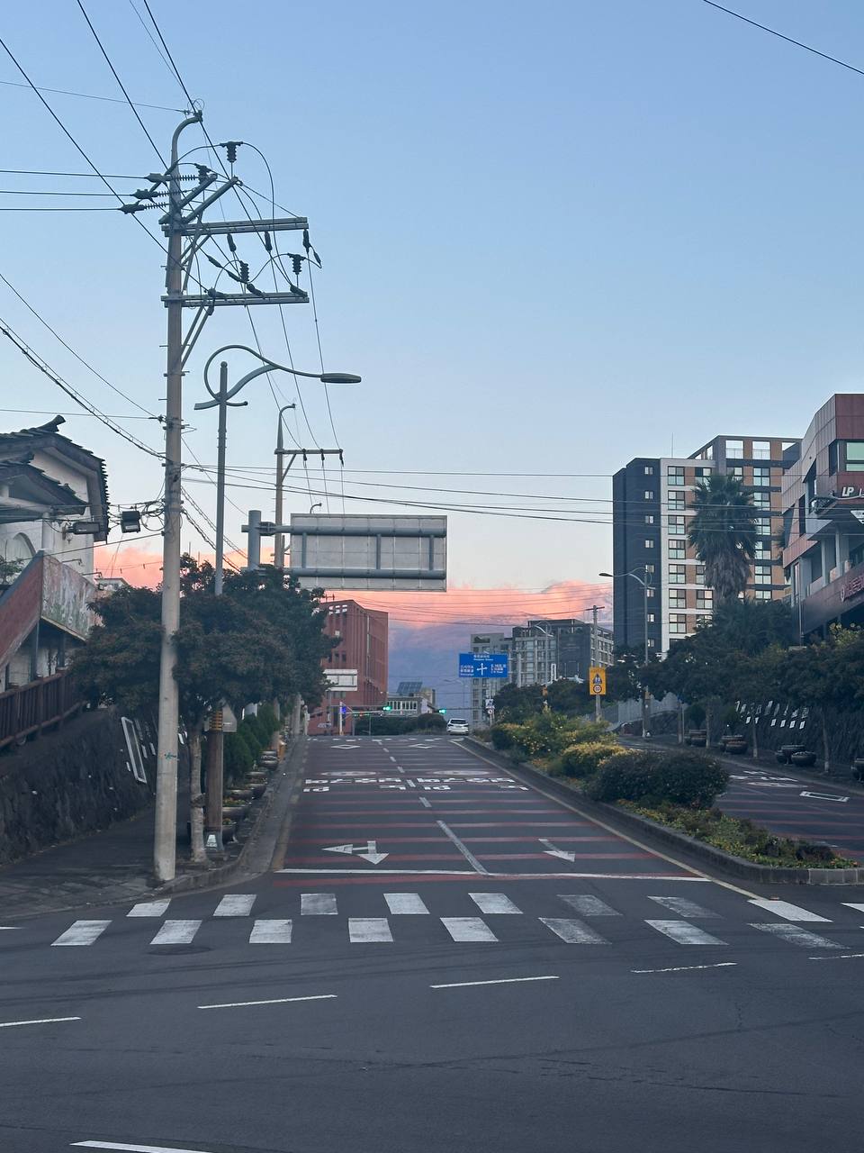 日出中的街景