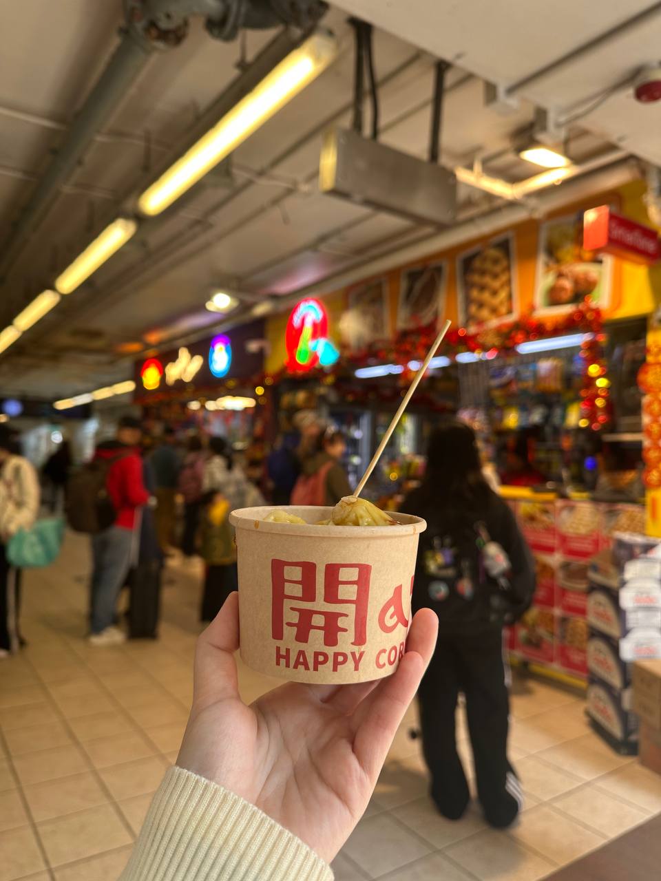 入口前的小食店(魚蛋燒賣等街頭小食)