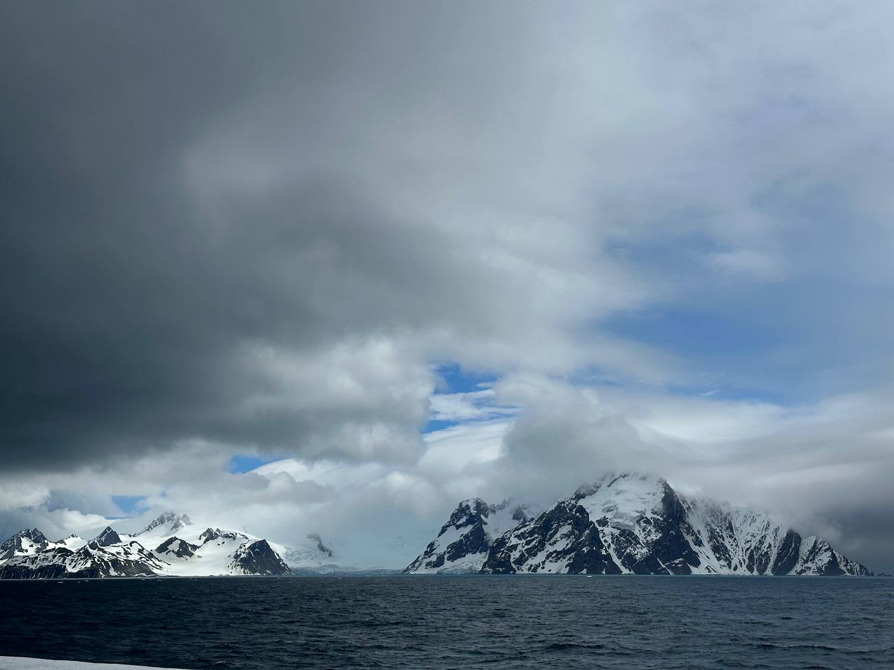 南極象島遠景