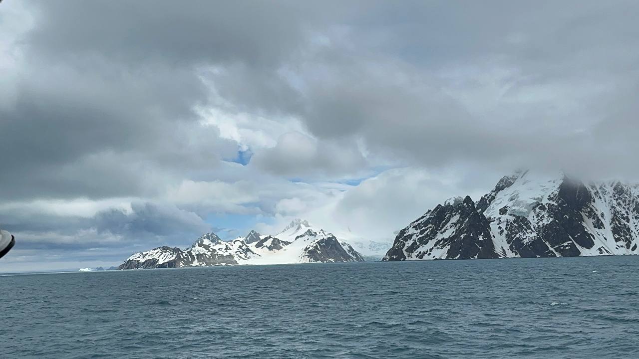 南極象島遠景