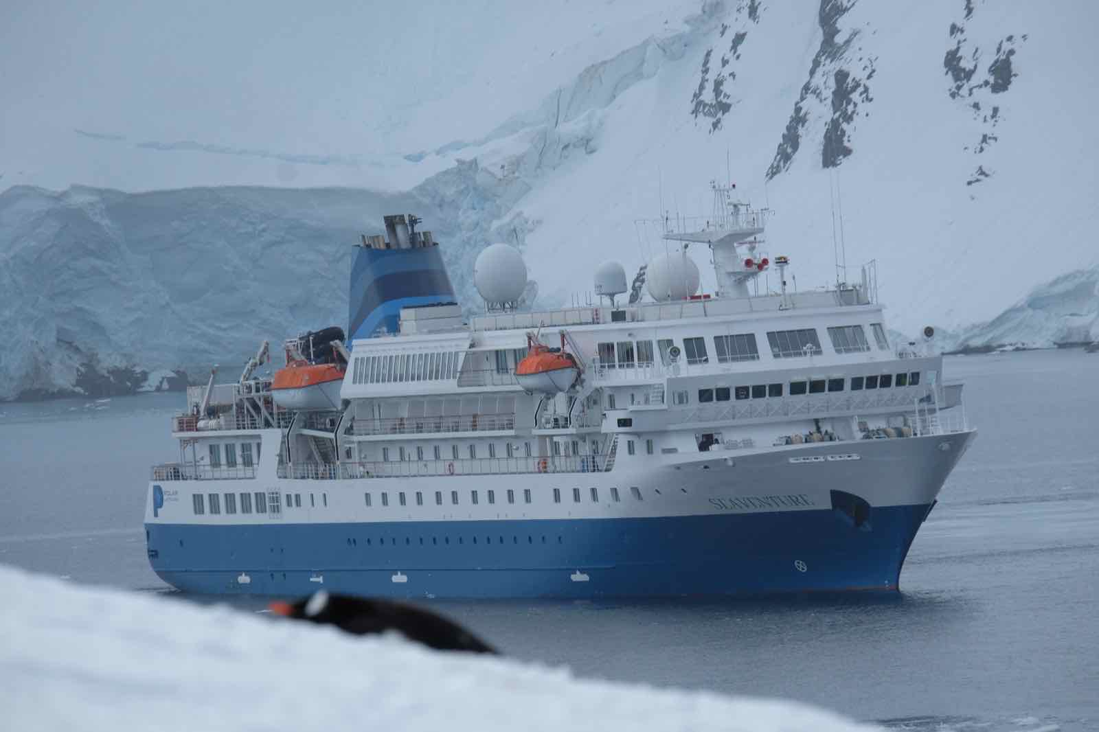 Mikkelsen_Harbour企鵝及船