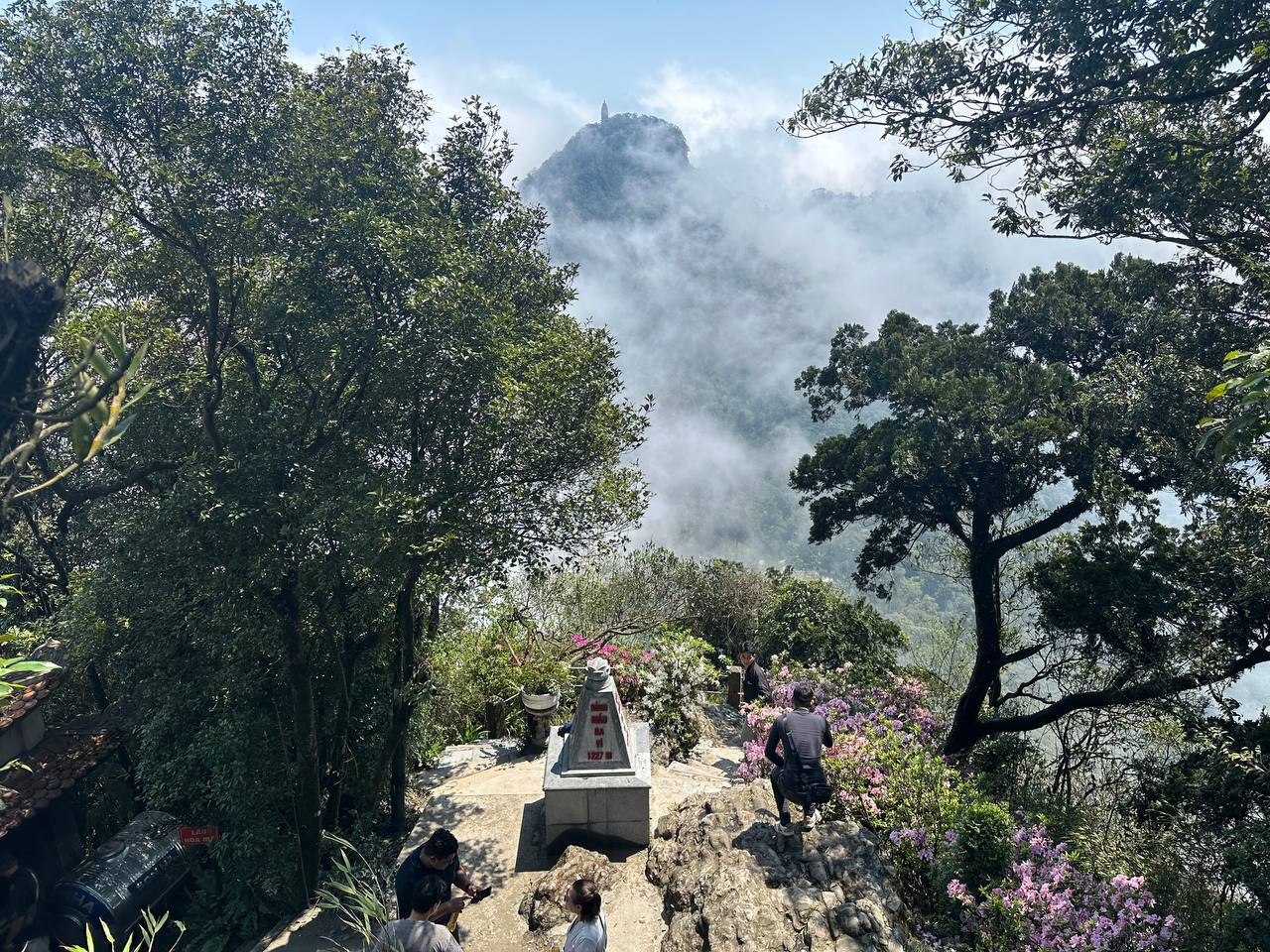 雲中的山頂