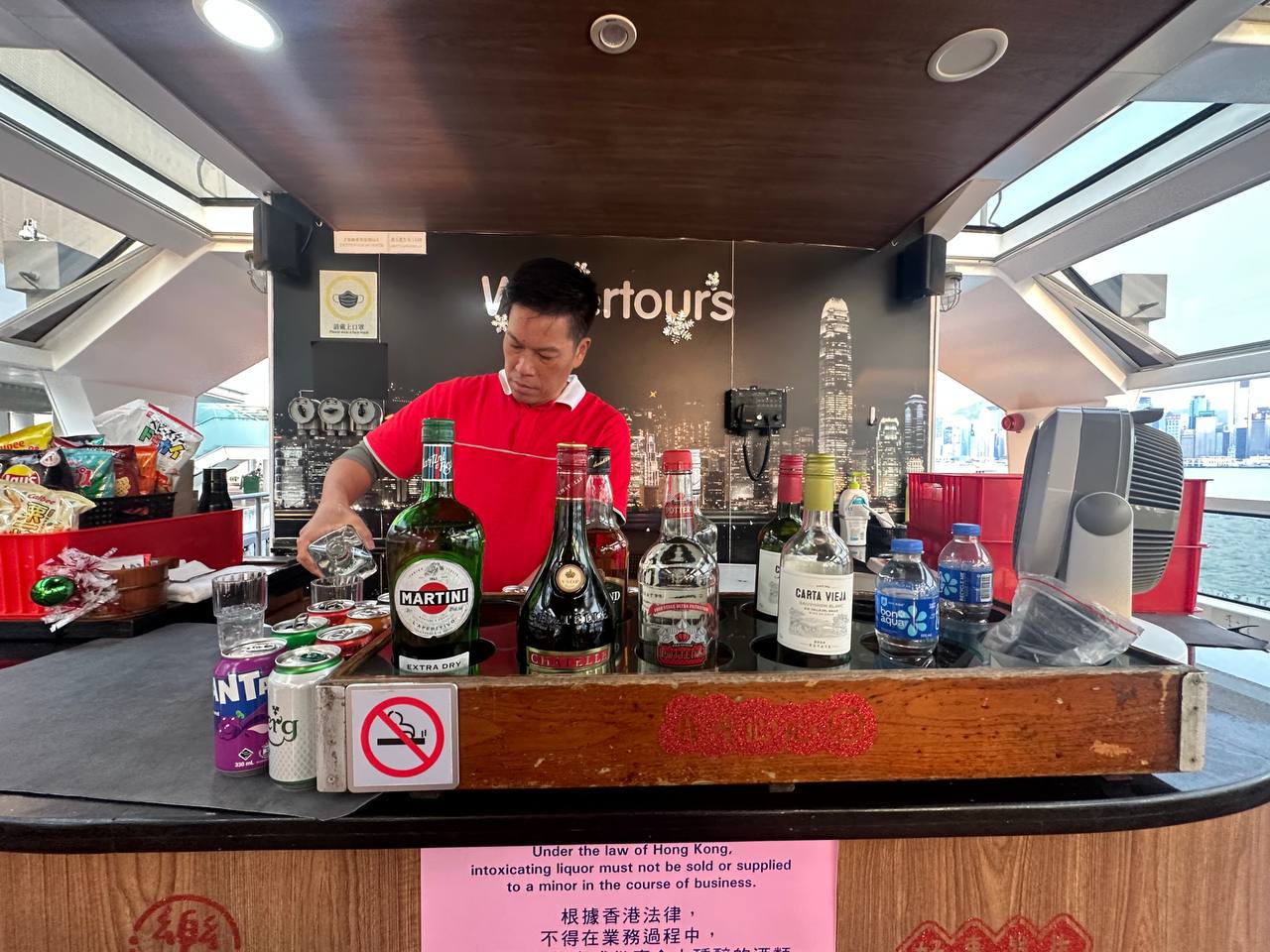 船上層的酒吧