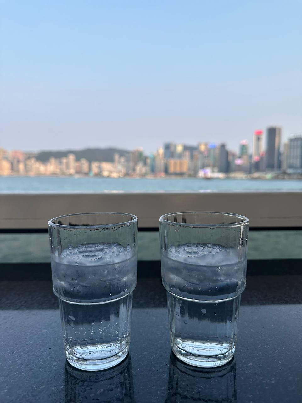 膠杯放着的GinTonic